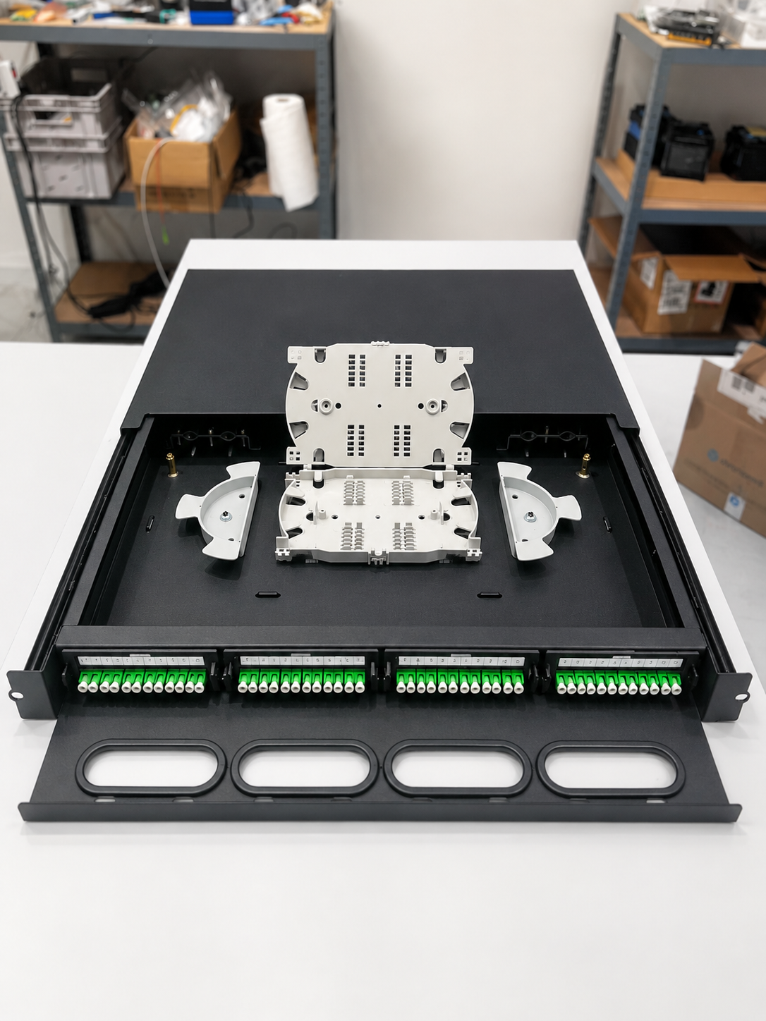 Elfcam® – Gaveta ótica de 48 portas LC/APC monomodo. Equipada com 48 portas LC/APC monomodo, compatível com a instalação em todos os racks e armários de 19” disponíveis no mercado (Ref.: 22165) – Imagem 2