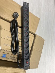 PDU horizontal de rack 1U 9 prises 2P+T 16 A max, 3 m de câble 3×1,5 mm², aluminium noir avec fusible, distribution d’éner…