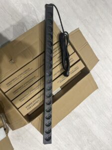 PDU vertical de rack 18 prises 2P+T 16A max, 3m de câble 3×1,5 mm², aluminium noir avec voyant, distribution d’énergie fia…