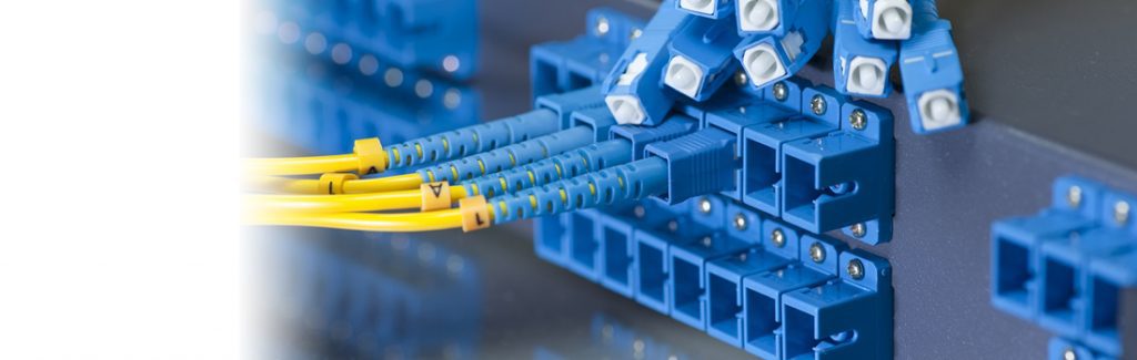 Hotenet — réseau hôtelier silencieux fanless 60 équipements PoE fibre OS2 Elfcam