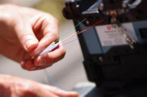 Tirage d'un câble à fibre optique dans un conduit PVC — technique professionnelle